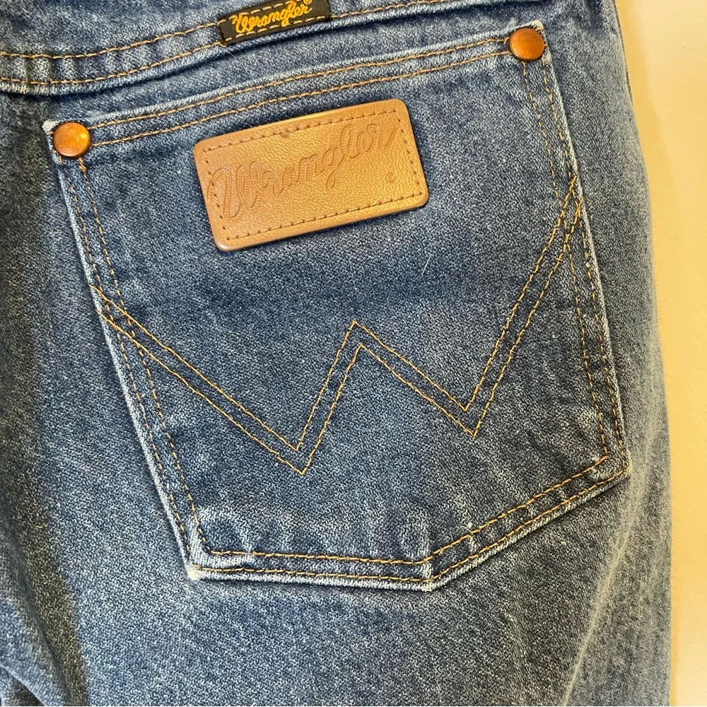 Wrangler blue jeans‎ men's size 30X29.5” cut off for women's jeans size 6-8
